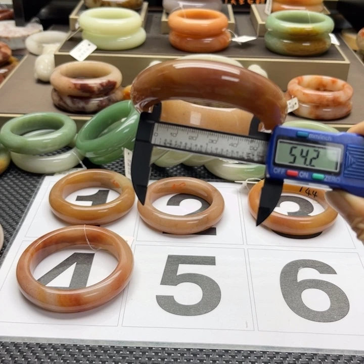 石英岩玉未镶嵌手镯