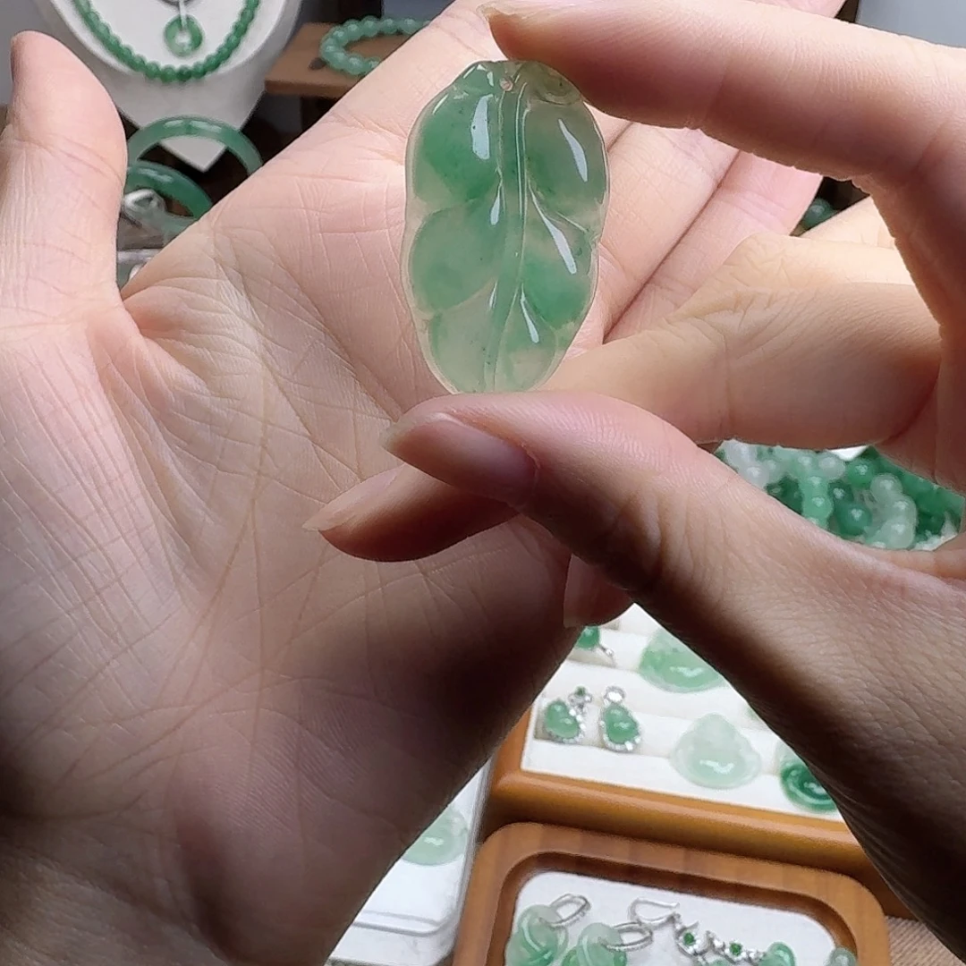 石英质玉未镶嵌颈饰天然非洲翠叶子挂坠