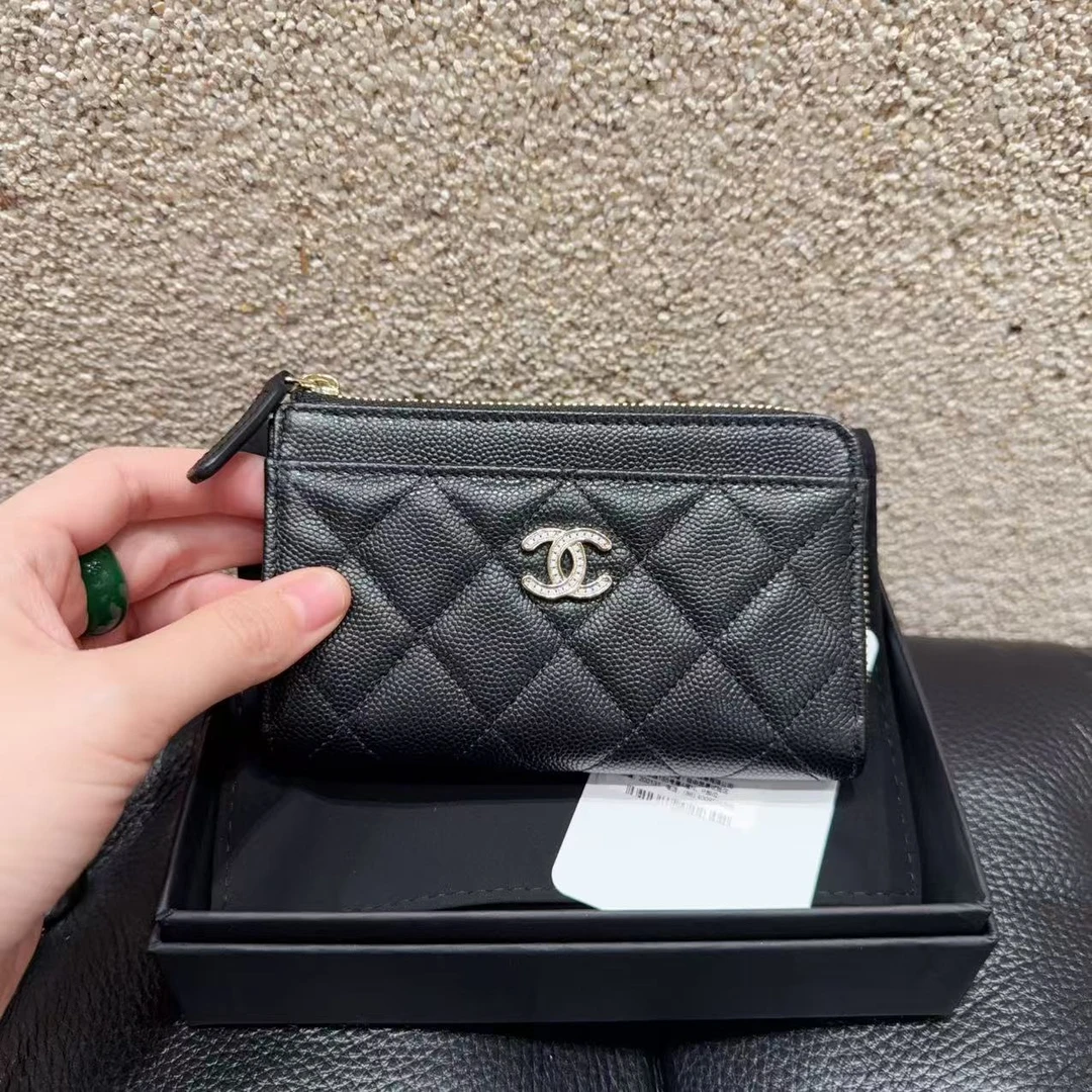 未使用 Chanel/香奈儿 cf黑金钻扣鱼子酱牛皮翻盖拉链卡包 ！