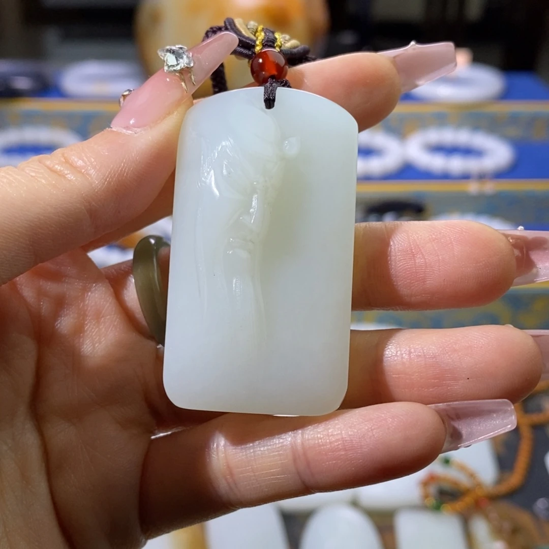 血***彩和田玉未镶嵌颈饰