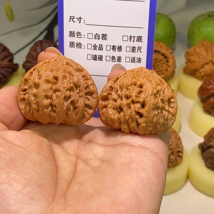 程***️文玩核桃把件335号，39尺三角白有修有色差