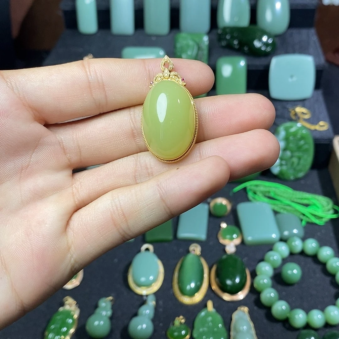 和田玉18K金镶嵌颈饰栀*