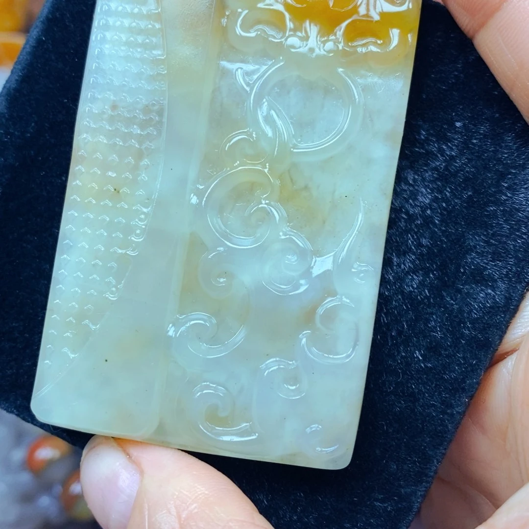 未镶嵌石英质玉（黄龙玉）颈饰