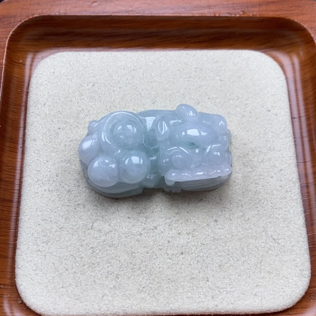 翡翠未镶嵌颈饰霸王貔貅