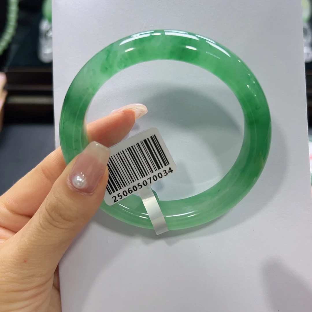 芊***竹石英质玉手镯未镶嵌