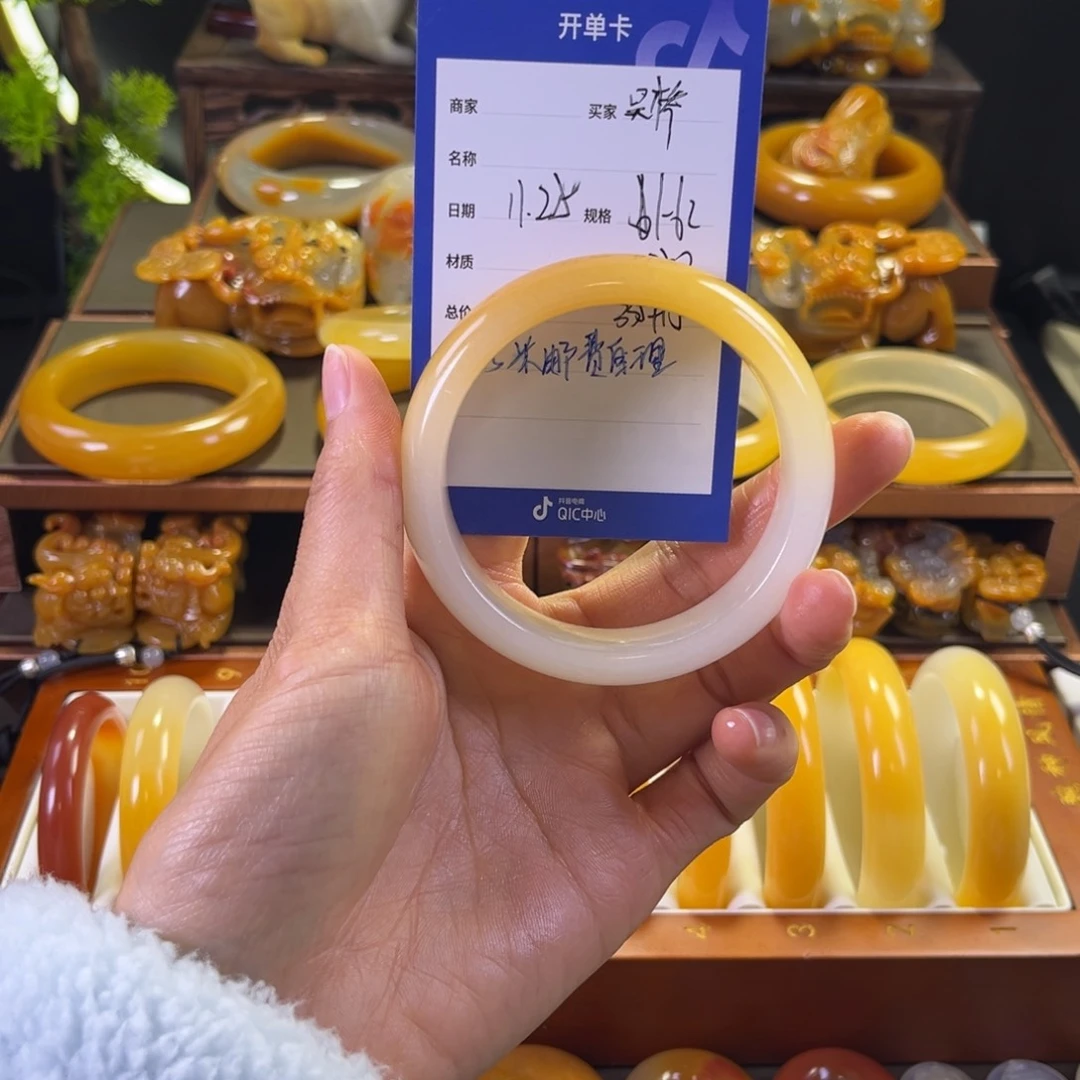 未镶嵌手镯石英质玉吴****彬