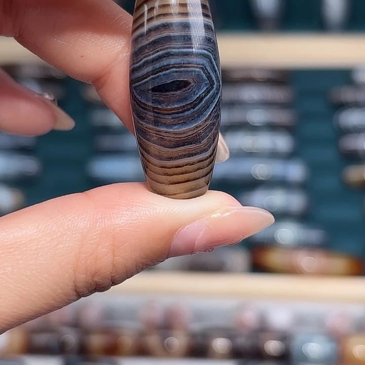 与***行玛瑙/玉髓合金珠宝奇石