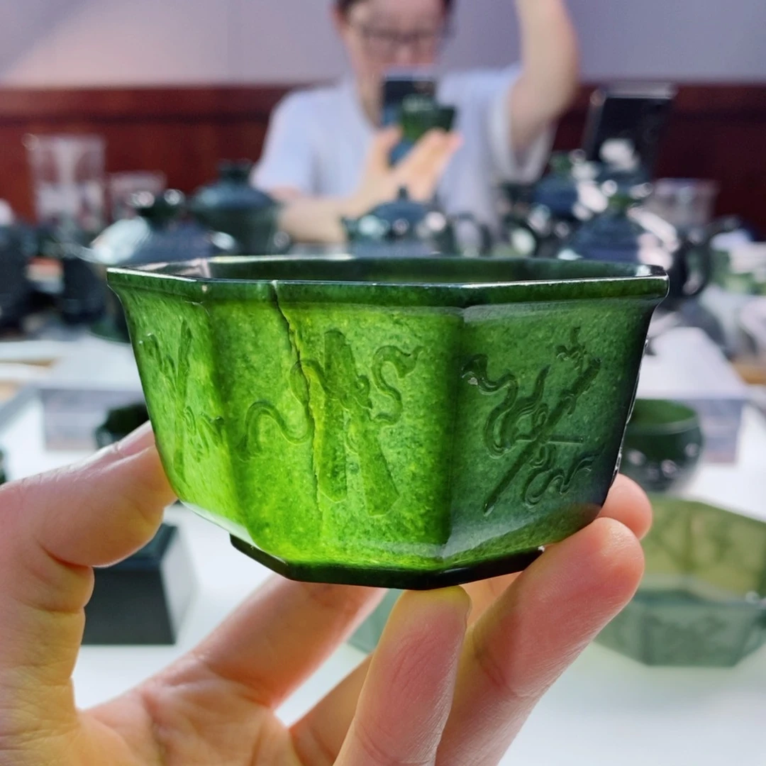 未镶嵌和田玉（青玉）摆件裂了