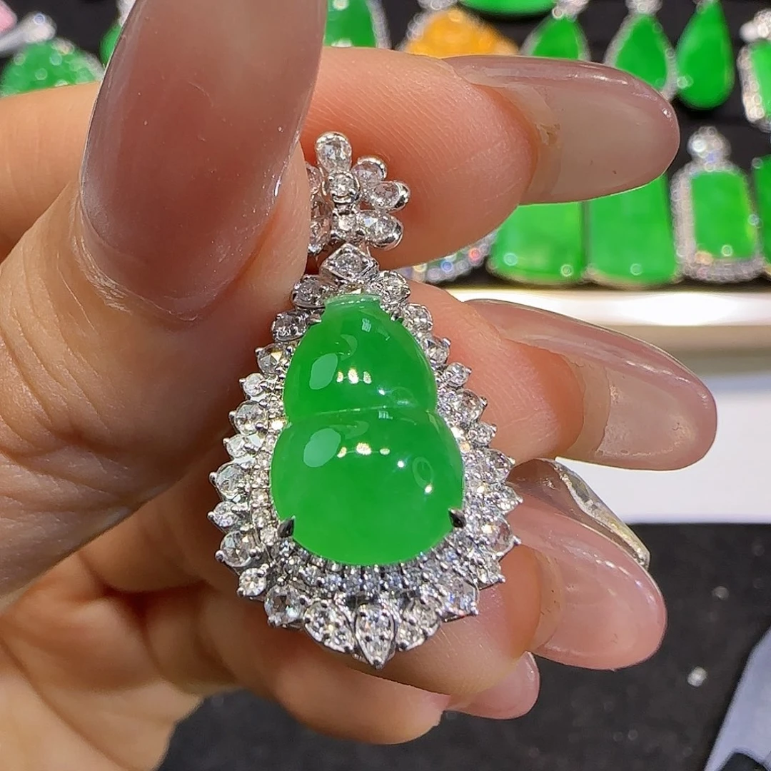 翡翠18K金镶嵌颈饰葫芦