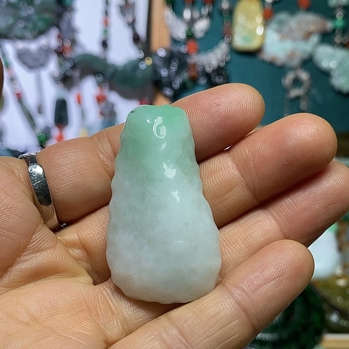 翡翠未镶嵌吊坠(赠链)