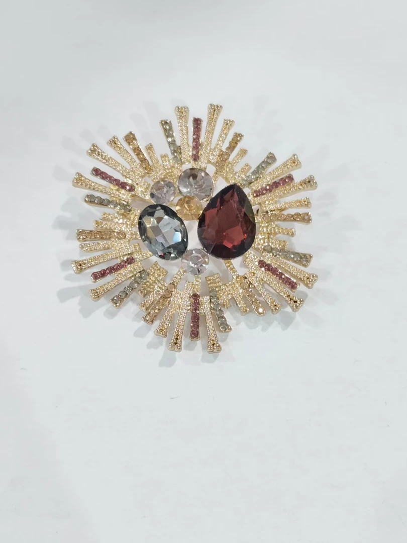 铜合金合成锆石胸针  1648太阳花勋章胸针