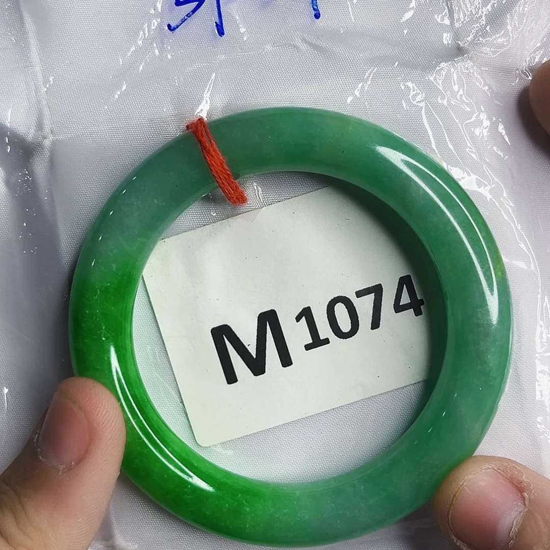 翡翠手镯未镶嵌微瑕