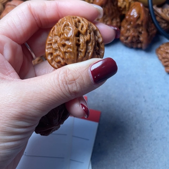 强***，文玩核桃吊坠白狮子