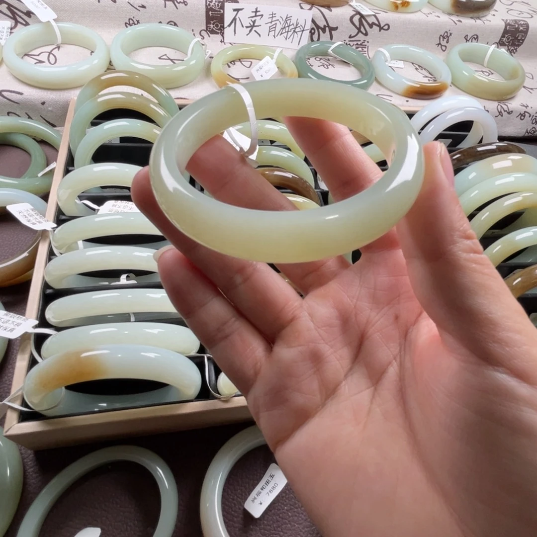 和田玉未镶嵌手镯