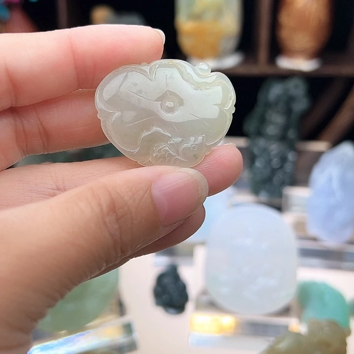 翡翠未镶嵌颈饰荷叶鱼