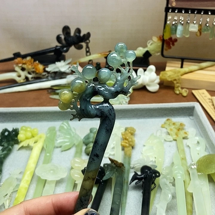 莫***回蛇纹石玉未镶嵌发饰