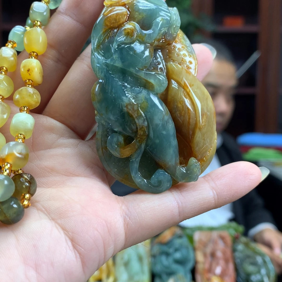 蛇纹石玉未镶嵌颈饰