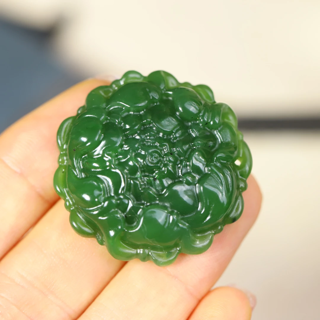 和田玉碧玉满绿雕花双面雕工吊坠 尺寸34*34*8mm