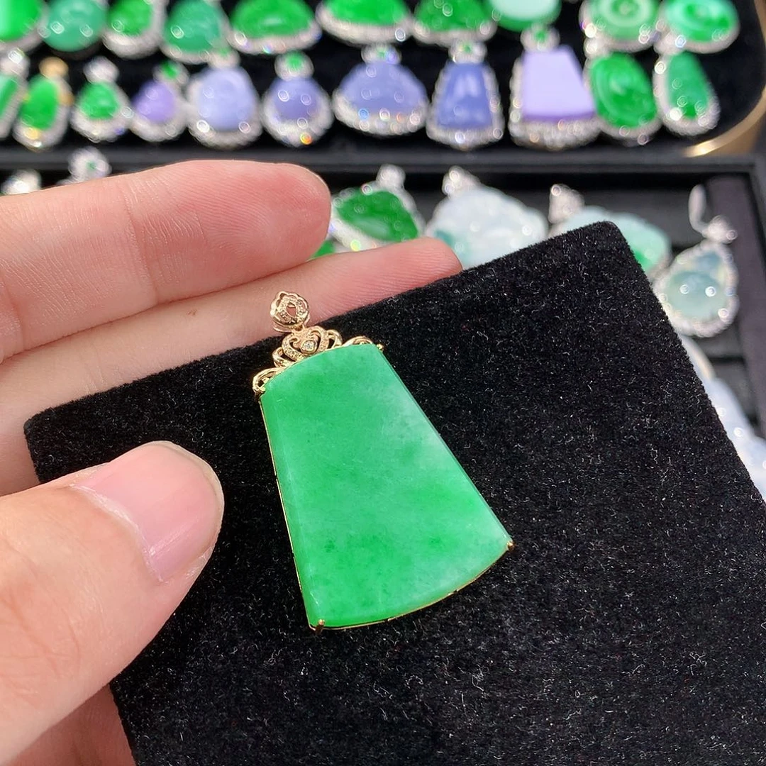 翡翠18K金镶嵌颈饰