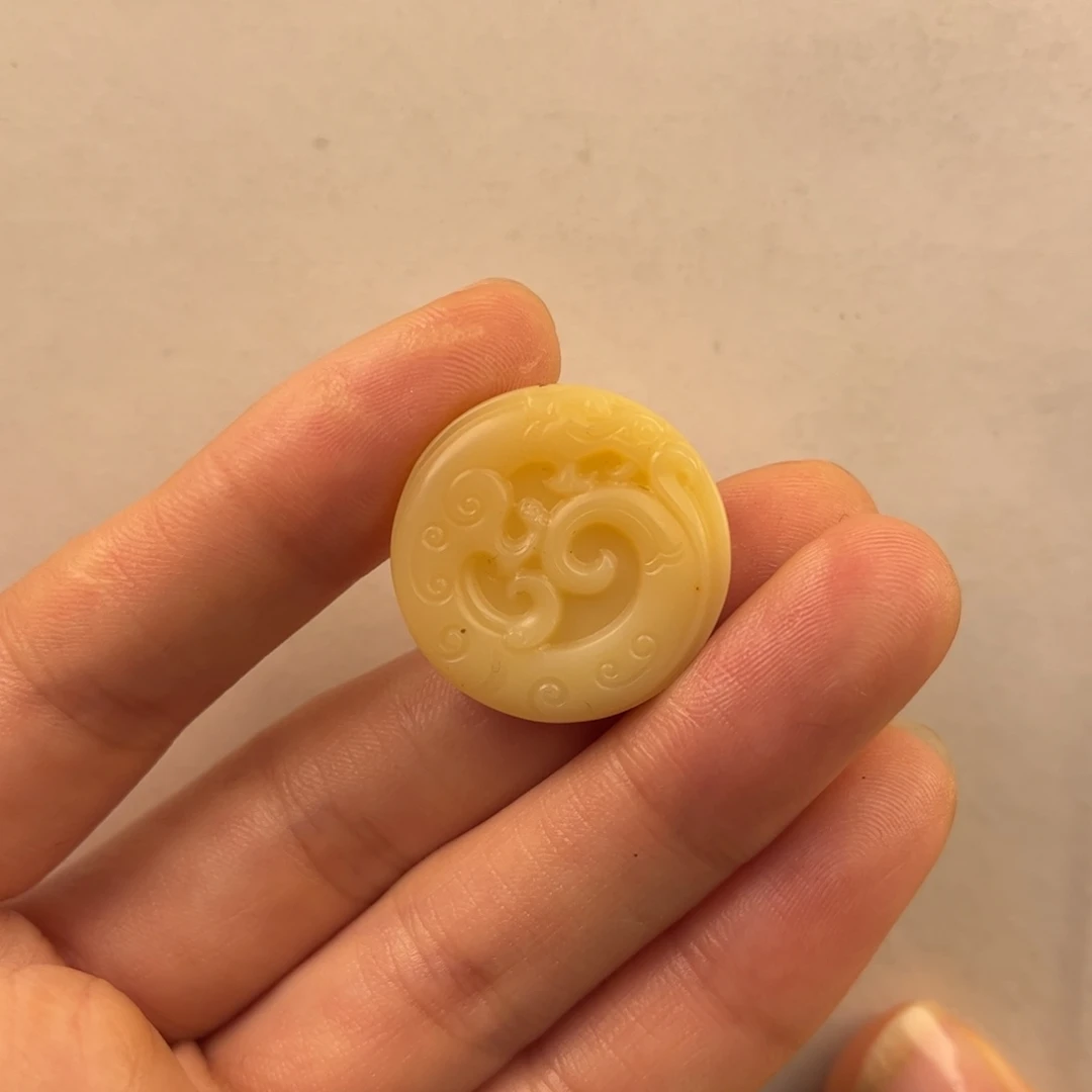石英质玉黄蜡石吊坠合金深***草
