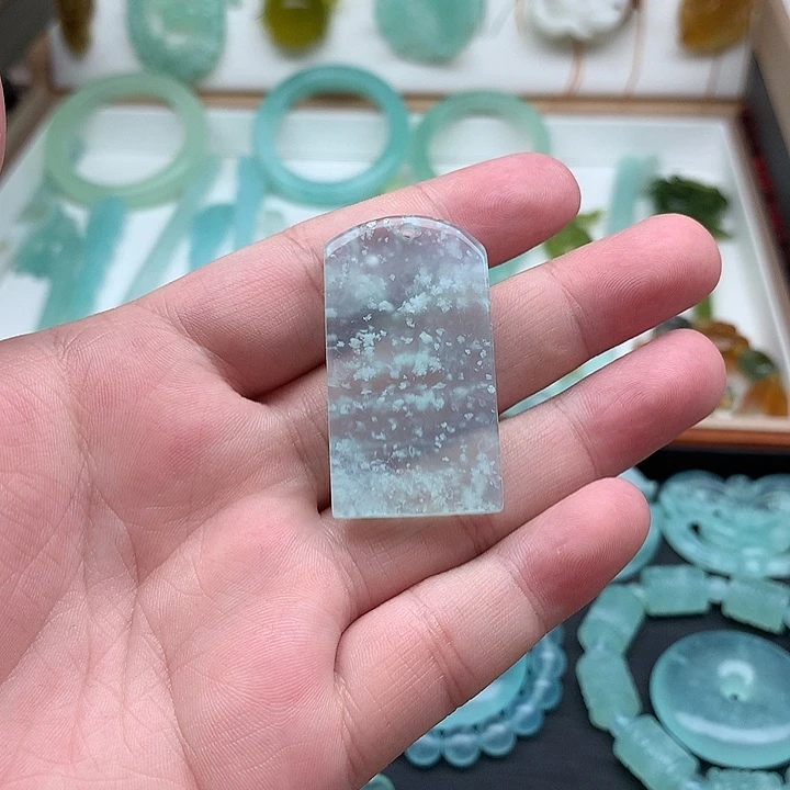 岫玉未镶嵌颈饰无事牌