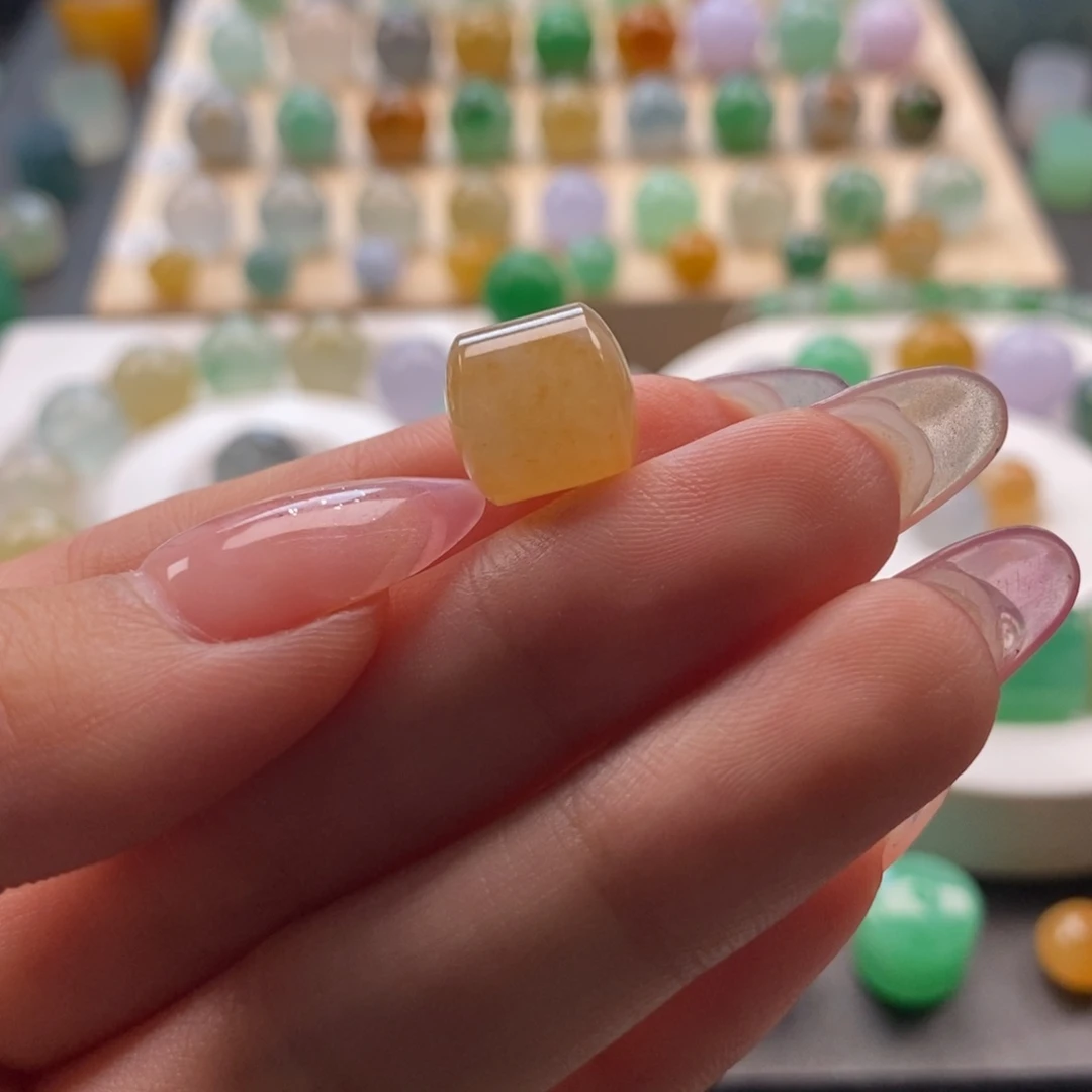 翡翠未镶嵌颈饰小*兽