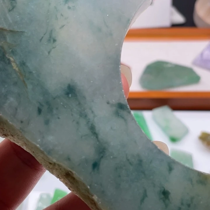 淋***行翡翠未镶嵌颈饰不包工