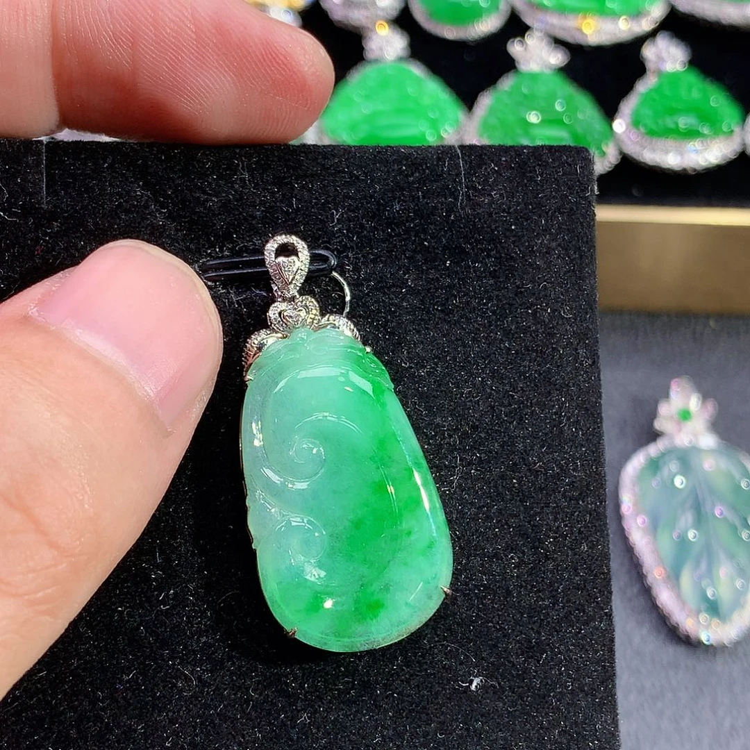 翡翠18K金镶嵌颈饰