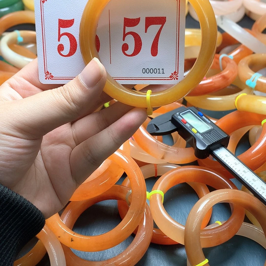 未镶嵌石英质玉（黄龙玉）手镯