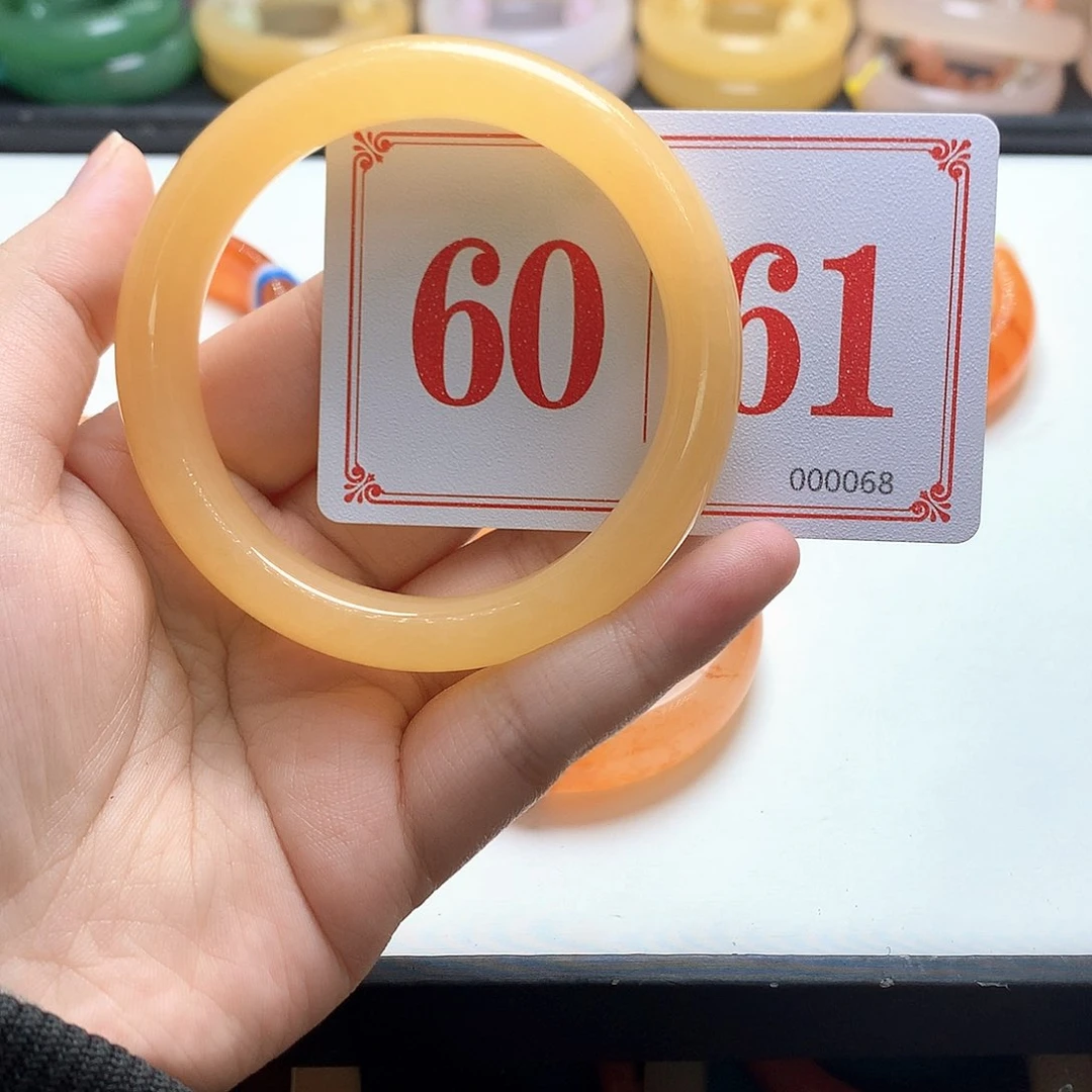 未镶嵌石英质玉（黄龙玉）手镯