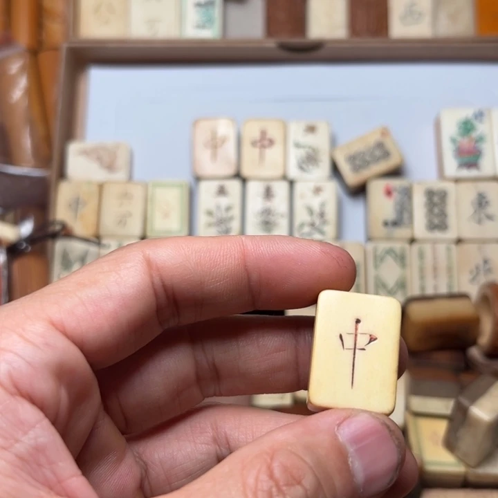 不***名实心竹雕刻手把件