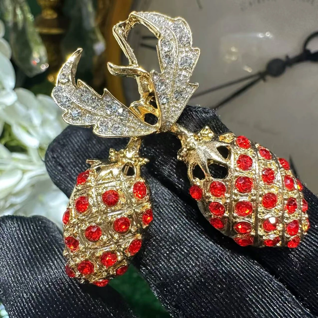 铜合金胸针 经典红色双松果胸针