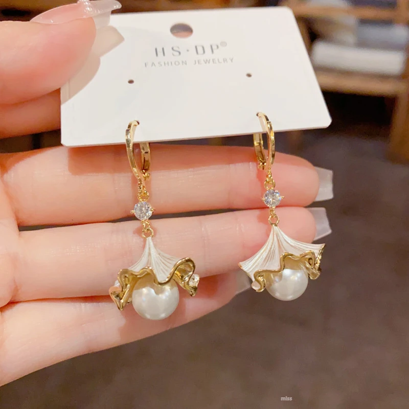 铜合金仿珍珠耳饰 法式复古时尚轻奢花瓣仿仿仿珍珠耳坠女个性小