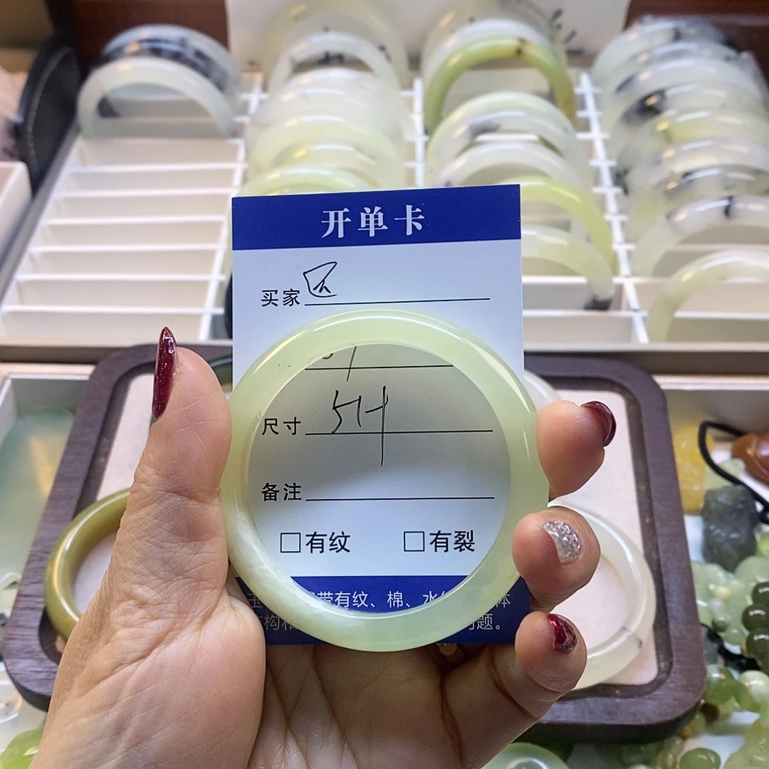 蛇纹石玉手镯未镶嵌还*