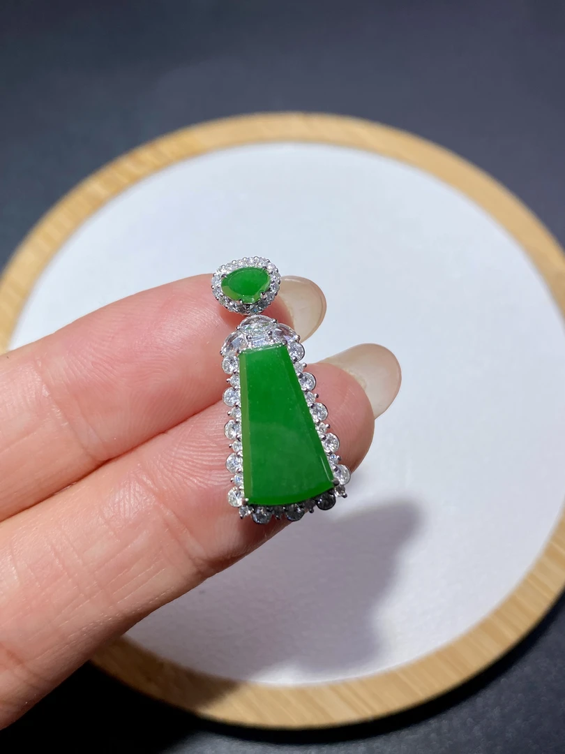 18k镶嵌缅甸翡翠辣绿无事牌吊坠保真翡翠吊坠