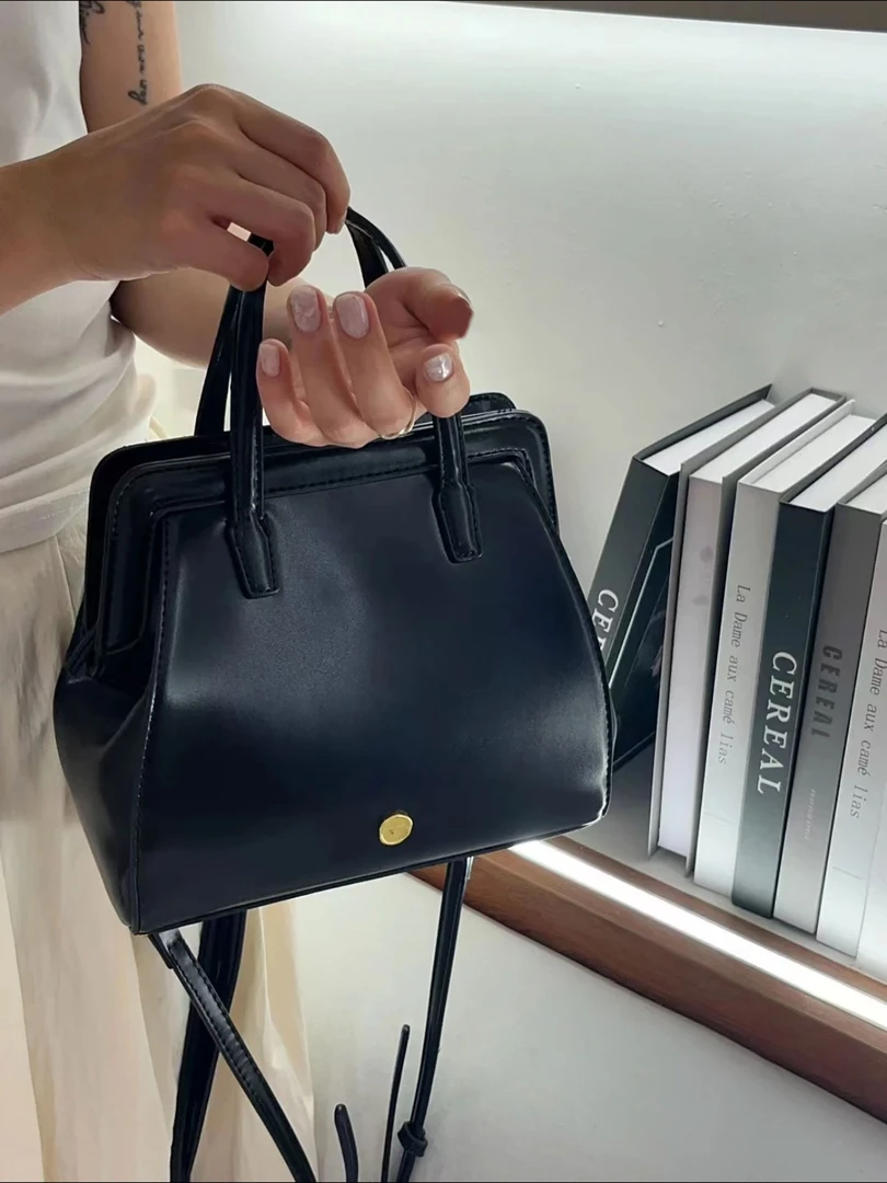 小众黑色学院风双肩包2025新款时尚百搭高级感通勤旅行包上课背包