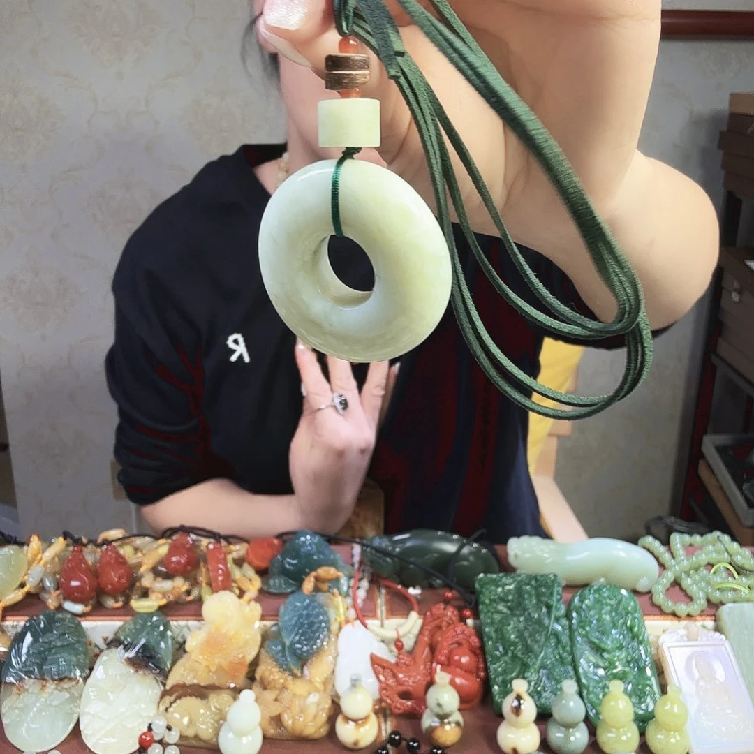 蛇纹石玉未镶嵌颈饰