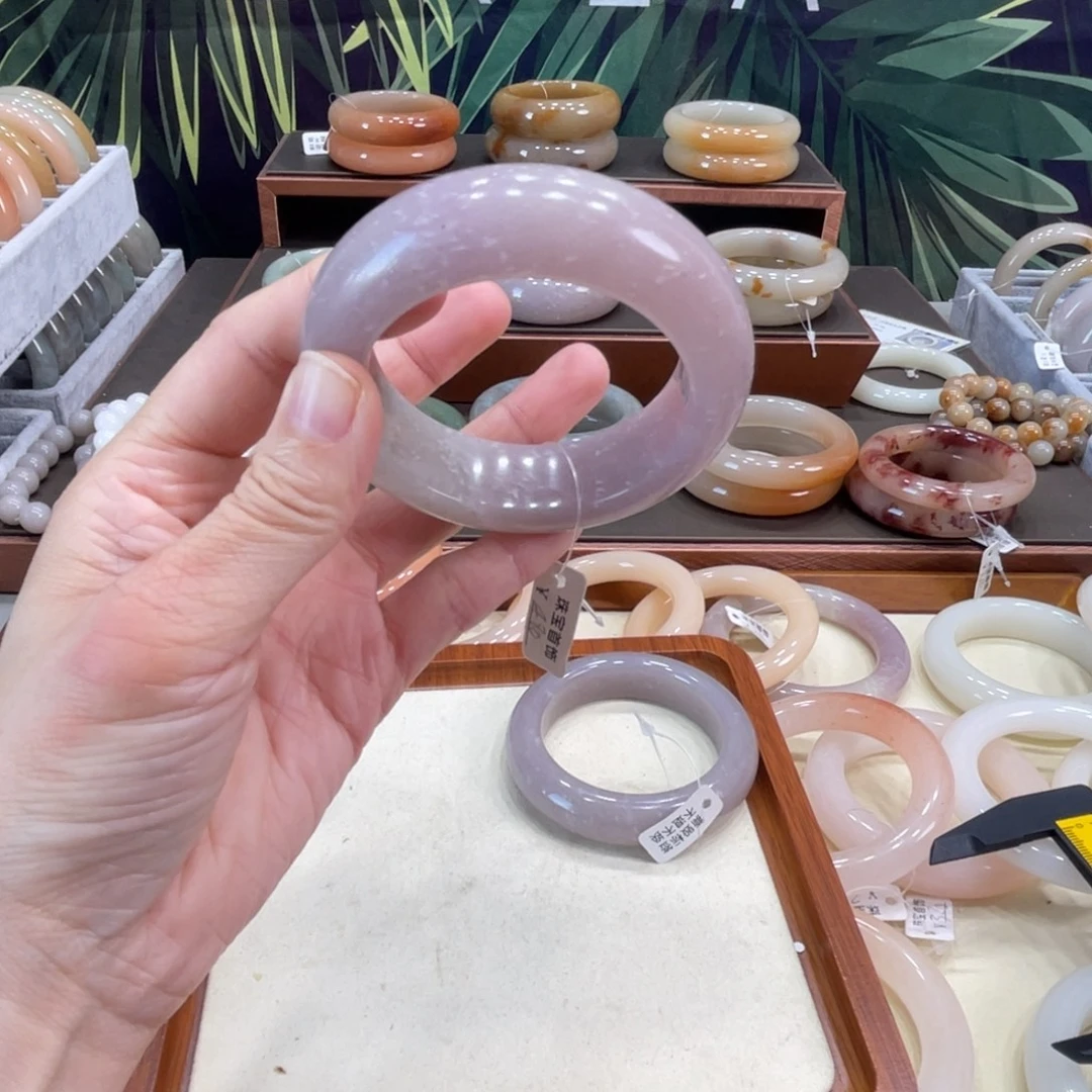 书****石英岩玉未镶嵌手镯