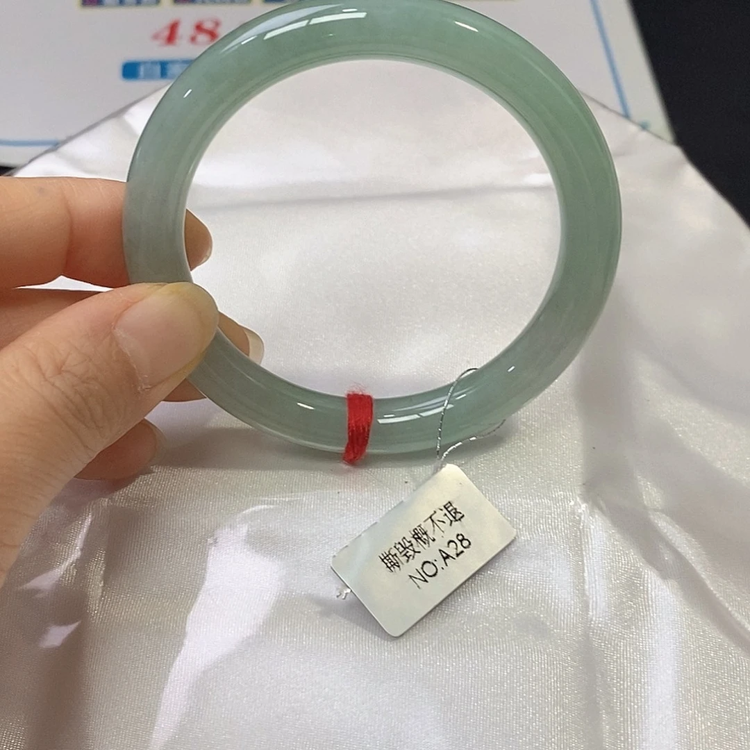 翡翠未镶嵌手镯（圆镯）54.2