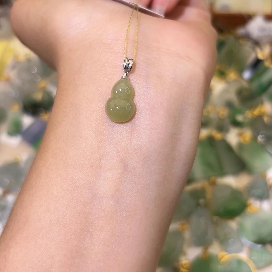 翡翠18K金镶嵌颈饰葫芦