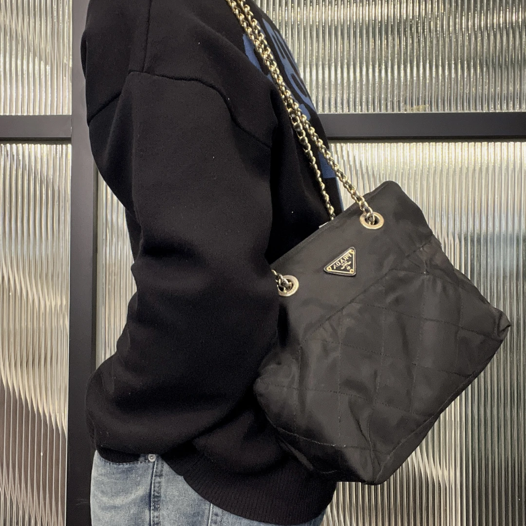 95新 Prada/普拉达 【龙】36AD03 尼龙皮穿链单肩斜挎包