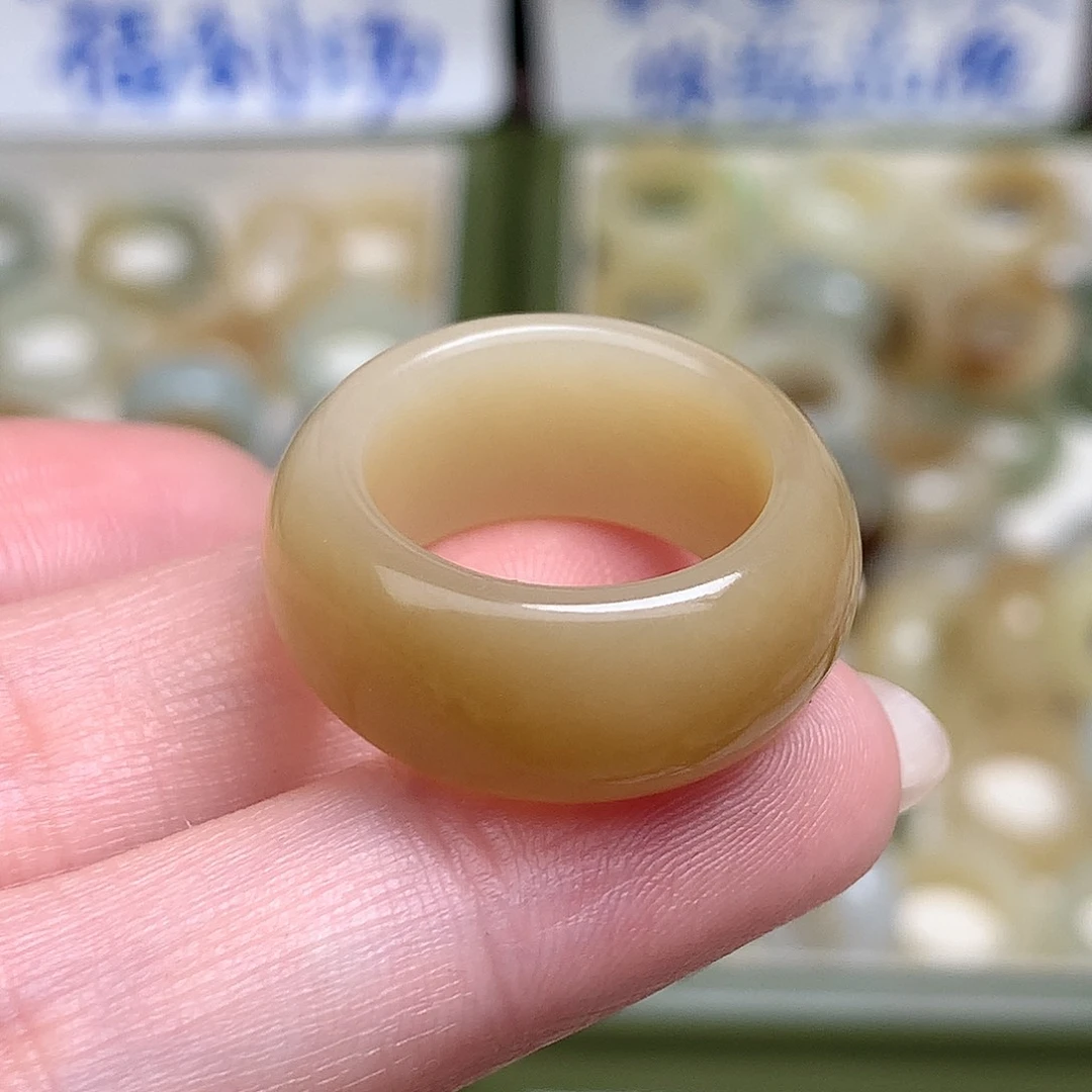 未镶嵌戒指和田玉