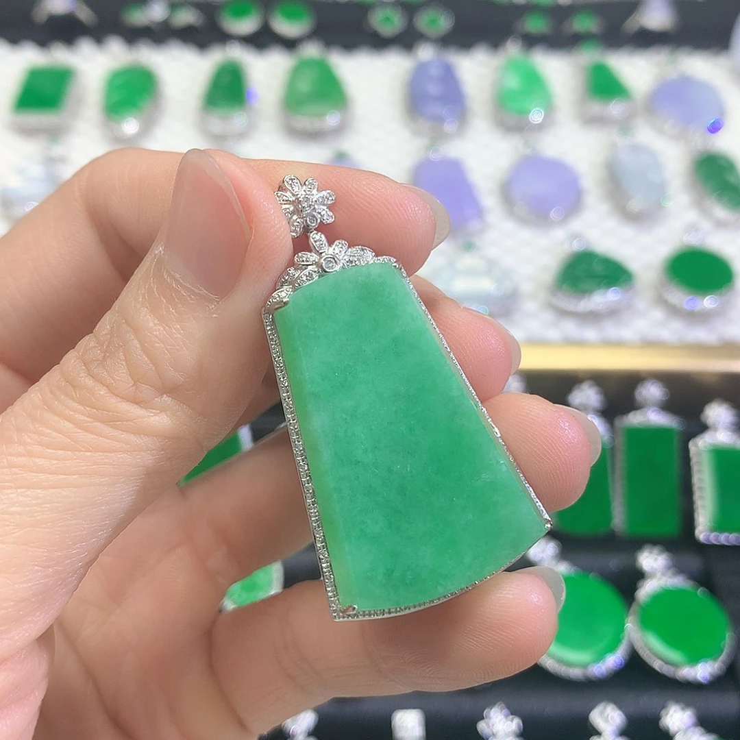 颈饰18K金镶嵌翡翠吊坠