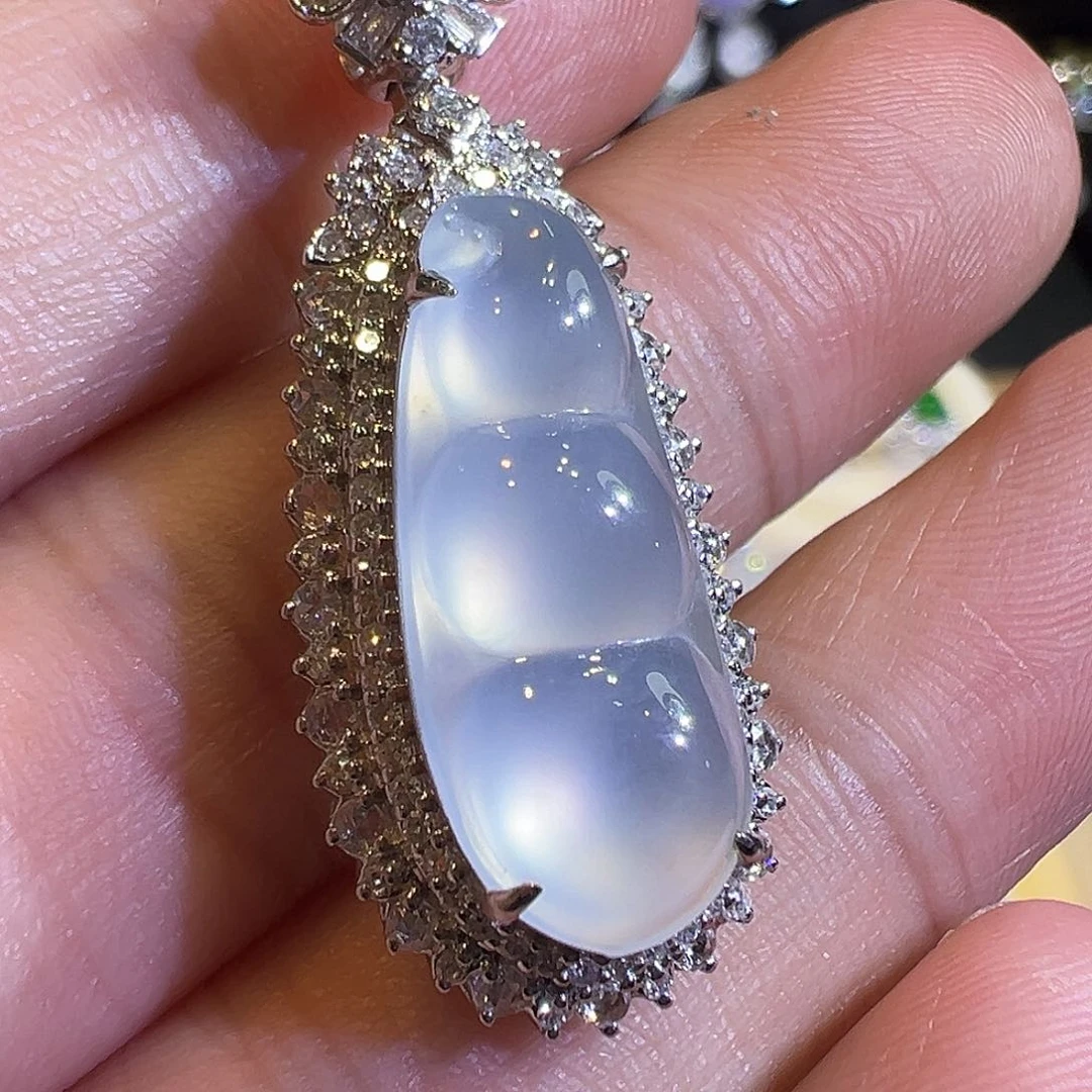 翡翠吊坠(赠链)18K金镶嵌玻璃种极光白福豆吊坠