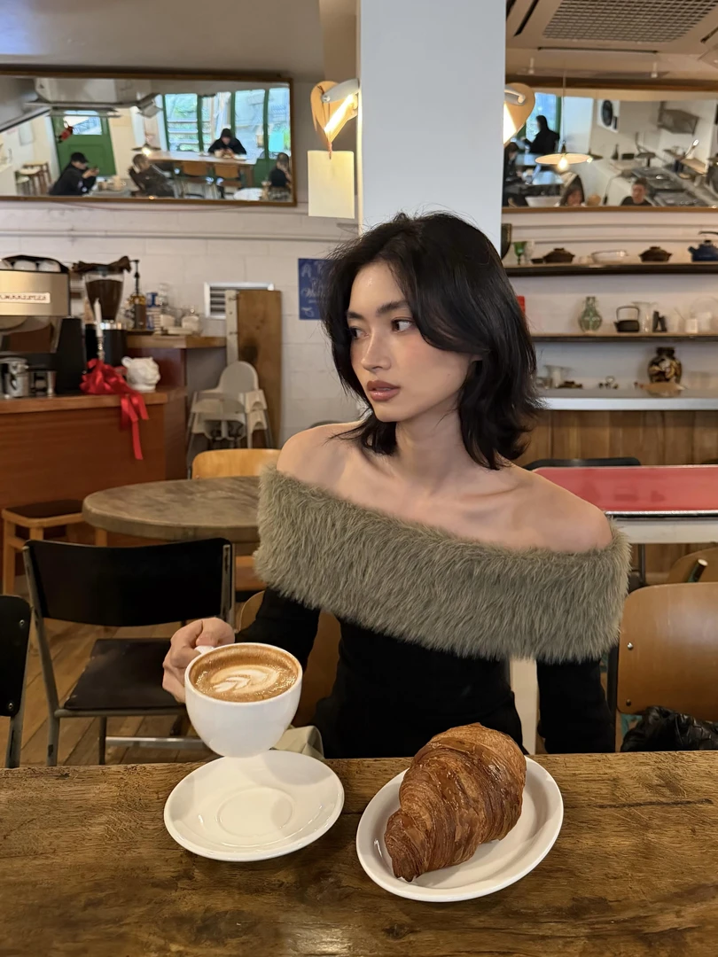 秋冬新款法式慵懒风毛茸茸一字肩拼接连衣裙辣妹风收腰百褶短裙