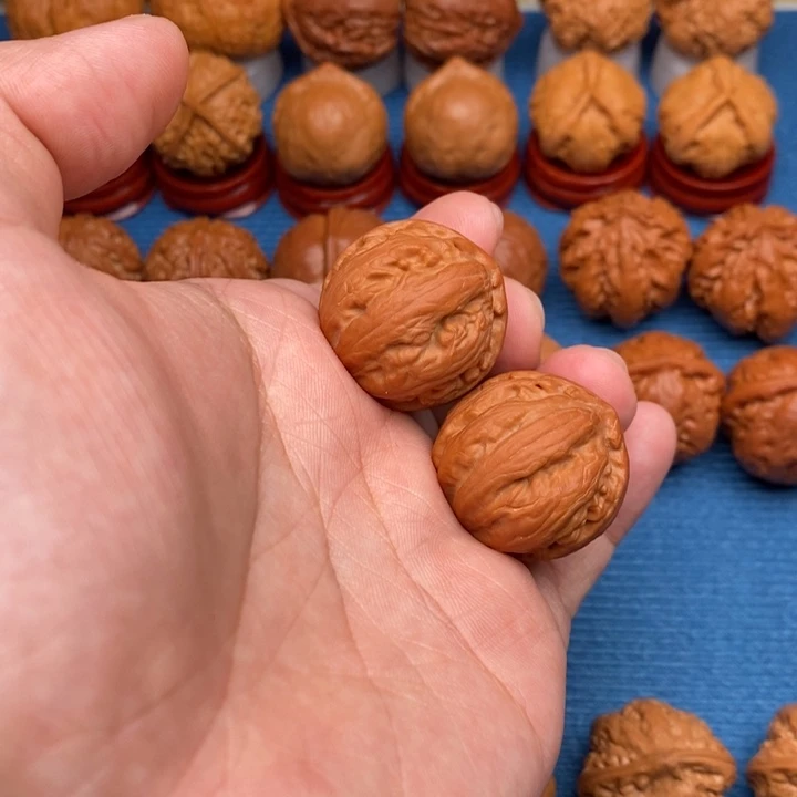 文玩核桃把件粗筋肉龙