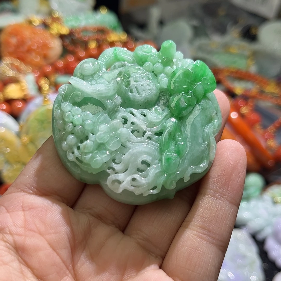 翡翠未镶嵌颈饰待编织