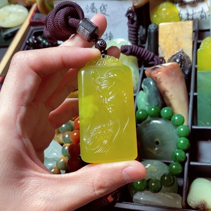 透闪石质玉颈饰未镶嵌