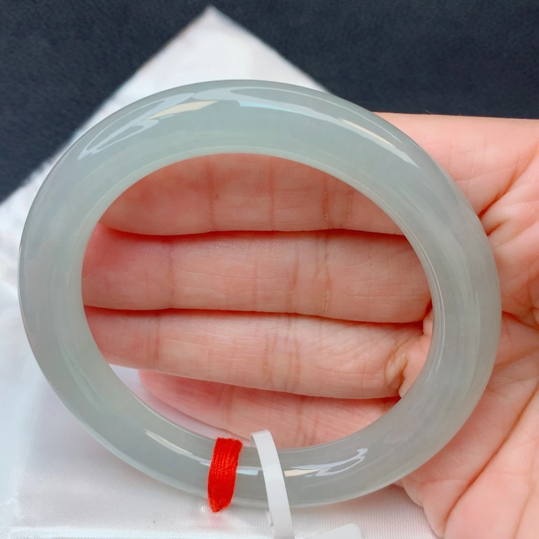 翡翠未镶嵌手镯55圆条 糯冰淡绿底无纹裂有棉