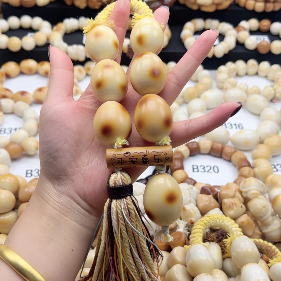 吊坠白玉菩提虎皮色鸡蛋手持